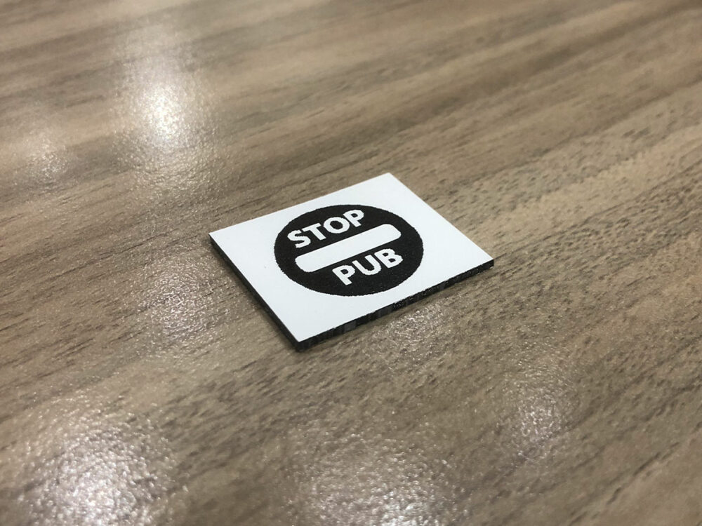 Etiquette stop pub